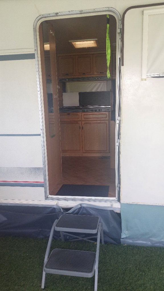 Ruime Bürstner toercaravan met voortent., Treinzit, Particulier, Dwars-stapelbed, Bürstner