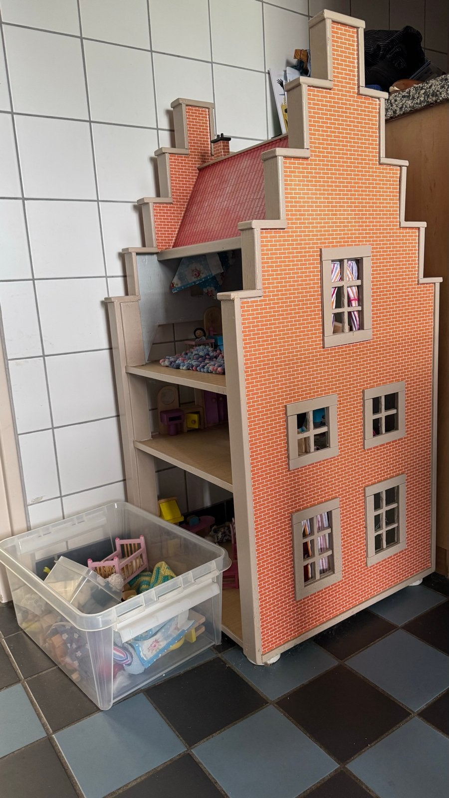 Groot Poppenhuis met handgemaakte meubels - 102x50 cm, Ophalen, Gebruikt, Poppenhuis