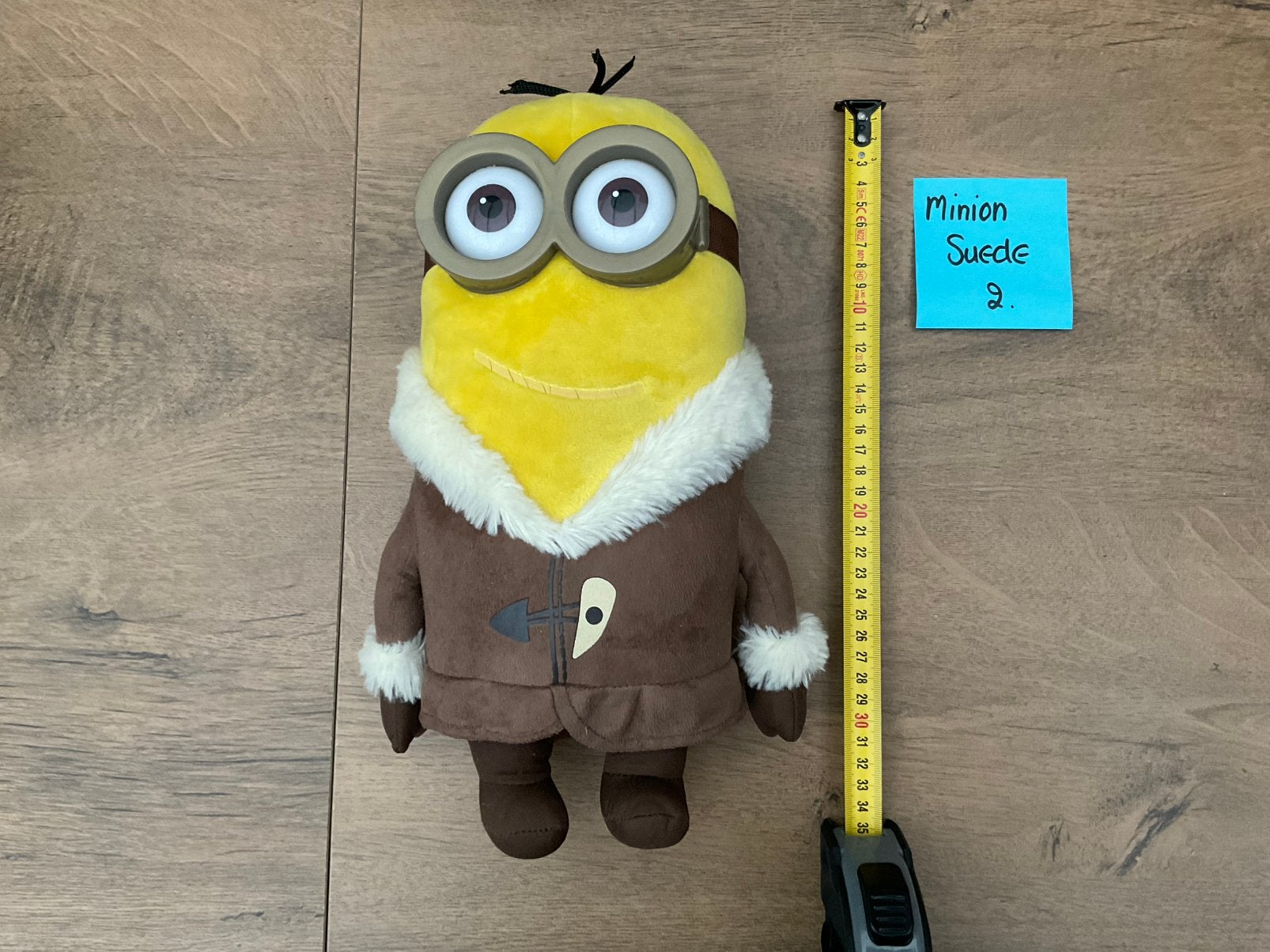 Nieuwe zgan grote Minion met suede jas 30/35cm, Ophalen, Overige figuren, Nieuw, Beeldje of Figuurtje
