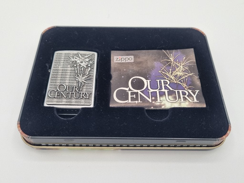 Zippo Our Century 1999 – NIEUW – Limited Edition, Verzamelen, Rookartikelen, Aanstekers en Luciferdoosjes, Verzenden, Nieuw, Aansteker