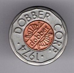 DOBBER corp 1974 zilverkleurig textiel PIN ( BLAD4_456), Verzenden, Zo goed als nieuw, Merk, Speldje of Pin