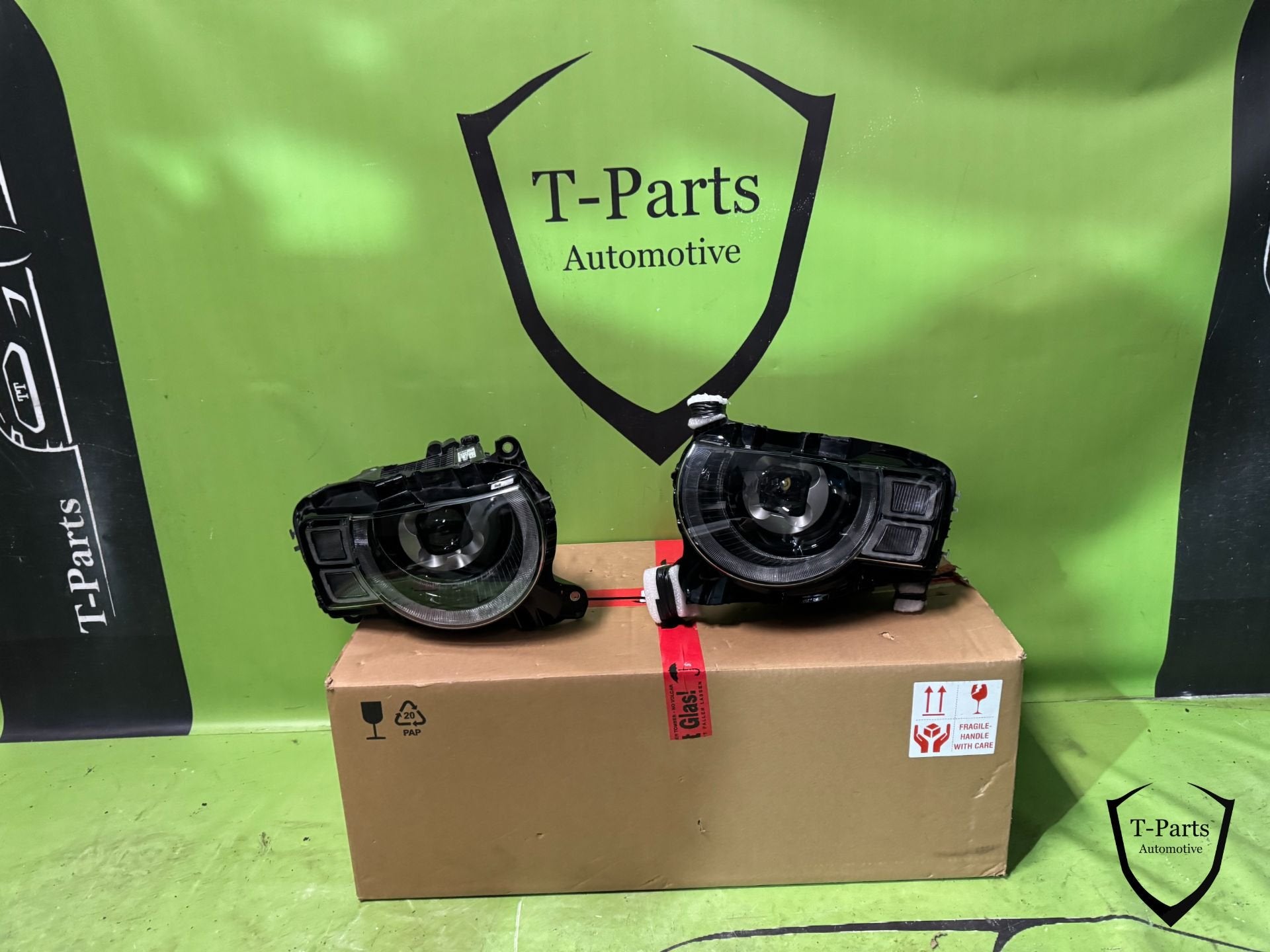 Land rover defender koplamp links rechts L663 lamp L8B213W02