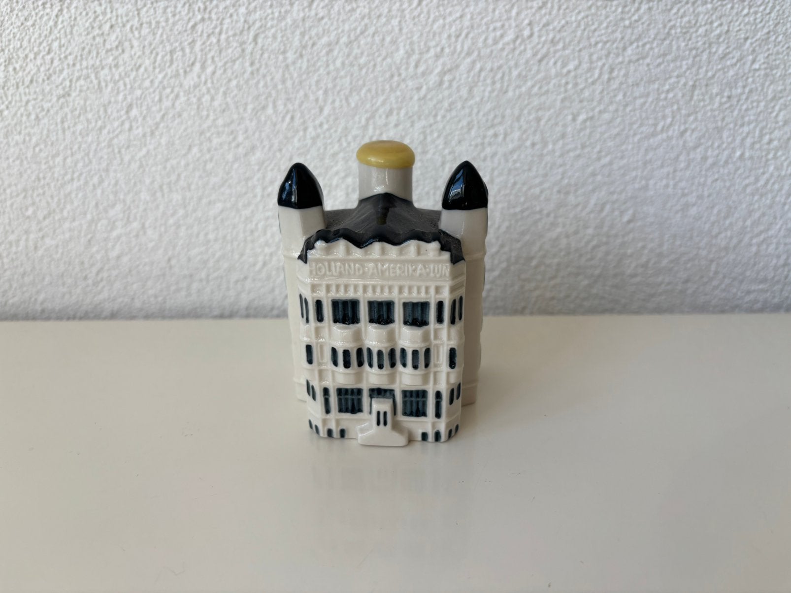 KLM huisje 97 (Gevuld en geseald), Verzamelen, KLM Huisjes, Ophalen of Verzenden, Zo goed als nieuw, 81 t/m 91, Gevuld