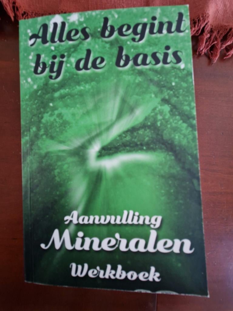 Mineralenboek alles begint bij de basis,  Van de Gra, Boeken, Ophalen of Verzenden, Zo goed als nieuw