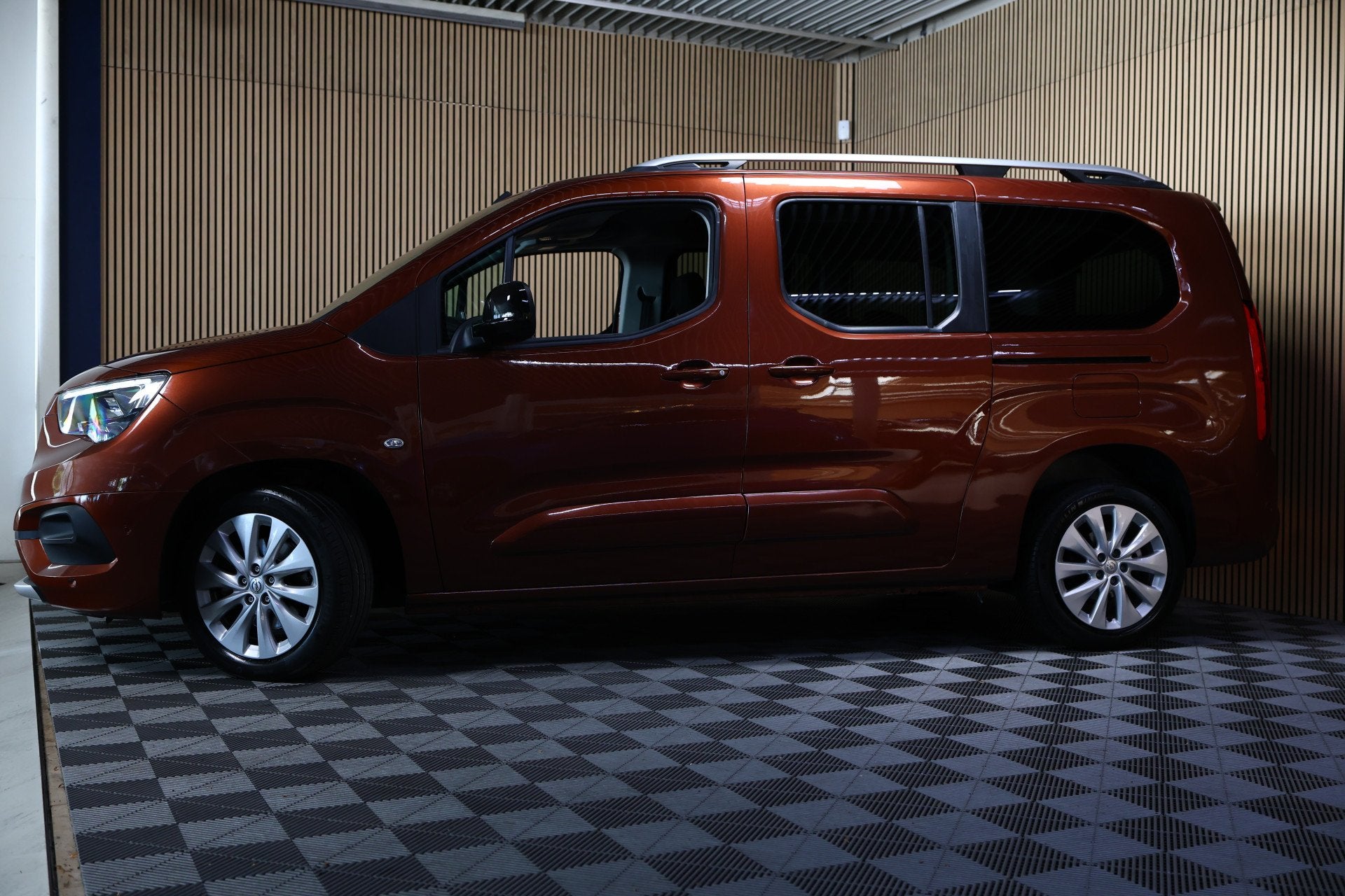 Opel Combo 1.2 Turbo Innovation XL 7pers AUTOM NAVI Carplay, Auto's, Stof, Gebruikt, 4 cilinders, Bruin