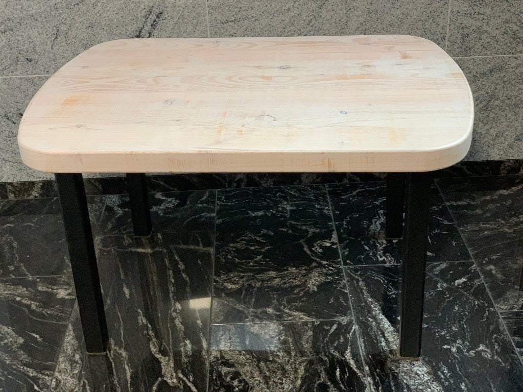 Nieuwe door timmerman gemaakte (bijzet)tafel van larix, Nieuw, 75 cm of meer, Rechthoekig, Hout