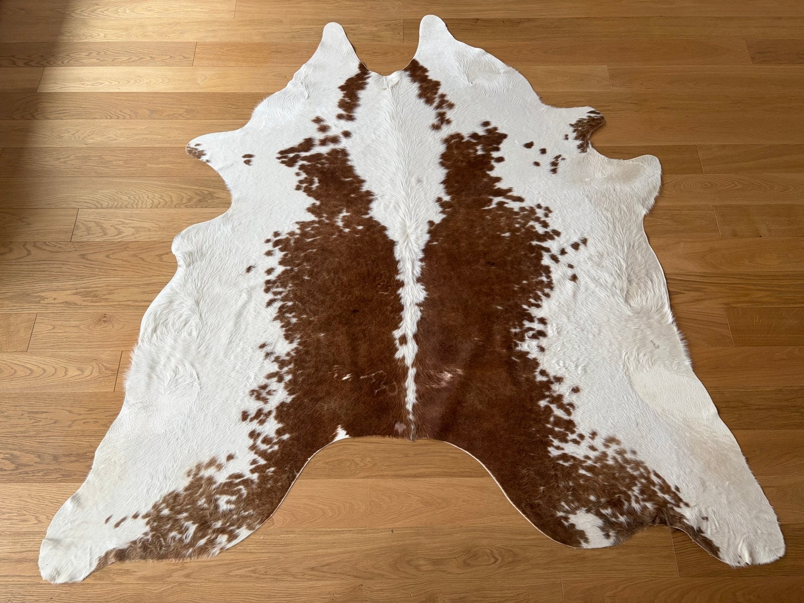 IKEA KOLDBY Cowhide Rug – White / Chestnut, 190 cm, Huis en Inrichting, Gebruikt, Bruin, 150 tot 200 cm, Ophalen of Verzenden