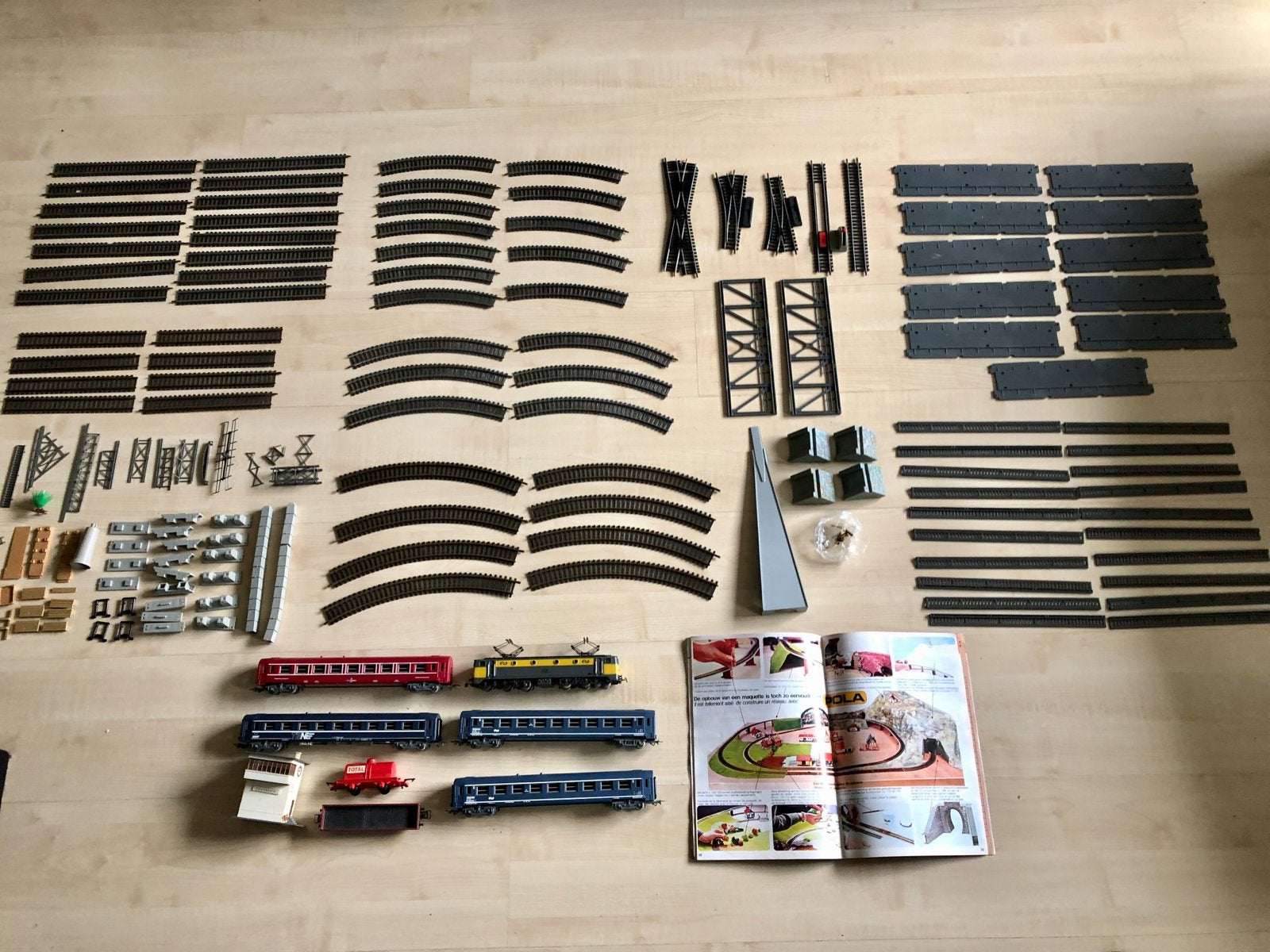 Grote modelspoorbaan set met locomotief, wagons en rails, Gelijkstroom, Jouef, Ophalen of Verzenden, Analoog