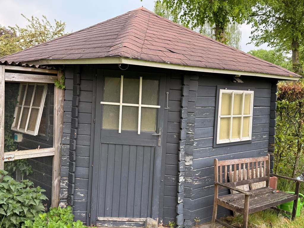 Houten blokhut/tuinhuis - onderhoud nodig, Ophalen, Tuinhuis, 250 tot 500 cm, 2 ramen