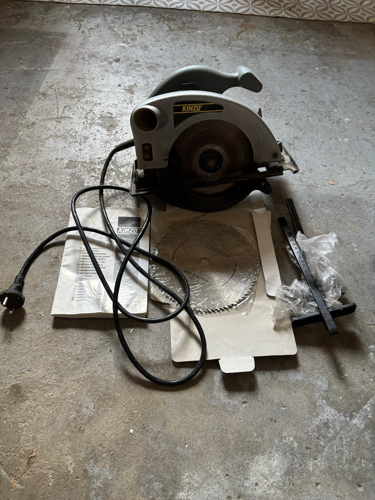 Kinzo Cirkelzaag 1200W - Zo goed als nieuw, Cirkelzaag, Ophalen of Verzenden, Zo goed als nieuw, 30 tot 70 mm