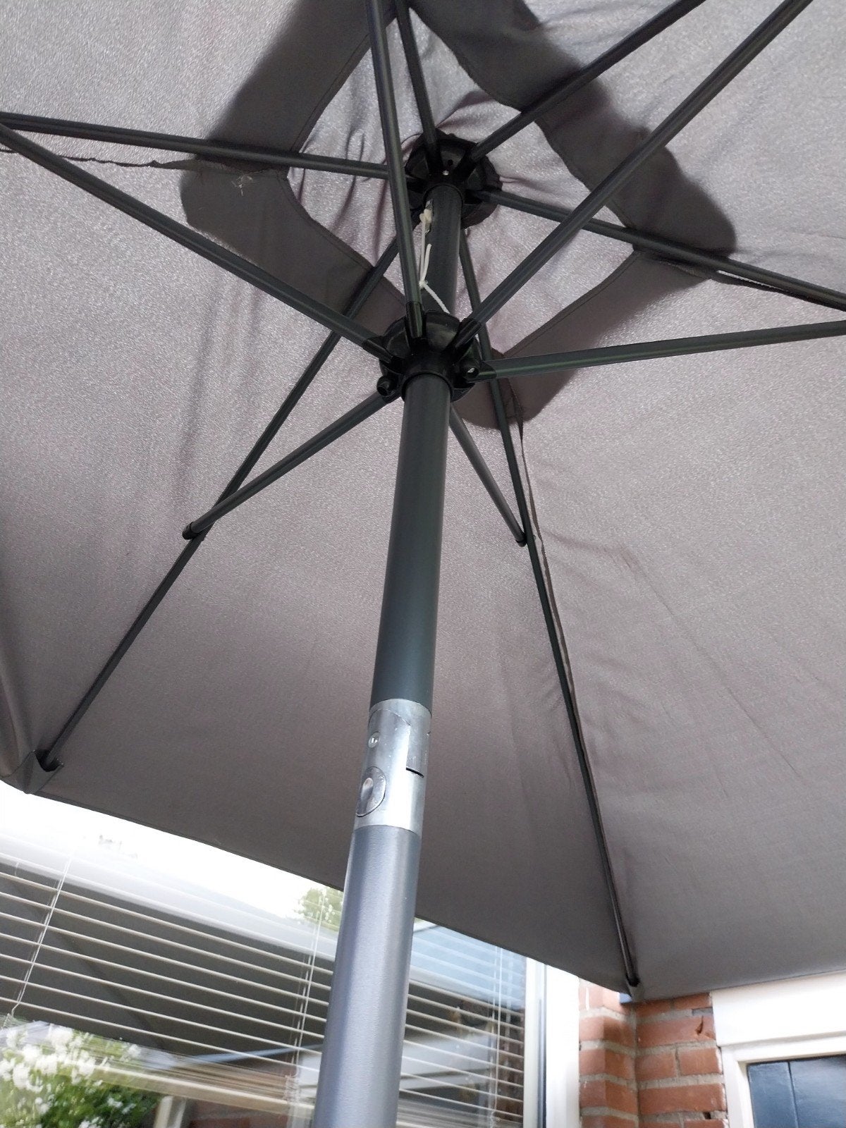 Degelijke parasol zonder voet. Uitgeklapt 300Lx200Bx250H, Ophalen, Gebruikt, 2 tot 3 meter, Kantelbaar