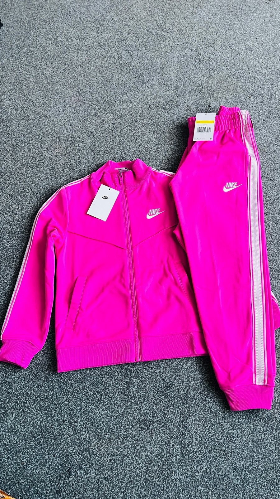 Nike trainingspak roze - Nieuw met kaartjes, Kinderen en Baby's, Ophalen of Verzenden, Nieuw, Meisje, Setje