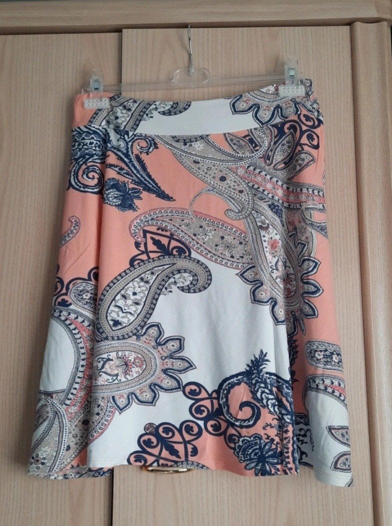 Nette rok maat M, Revolution, Ophalen of Verzenden, Overige kleuren, Knielengte