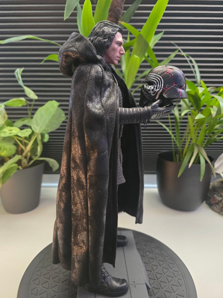 Hot Toys Star Wars Kylo Ren met accessoires en artprint box, Ophalen of Verzenden, Zo goed als nieuw