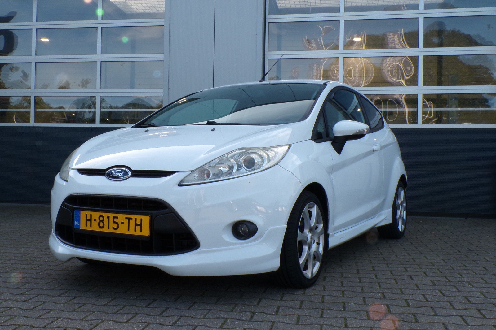Ford Fiësta 1.4 71KW 3DR 2010 Wit, Auto's, Ford, Voorwielaandrijving, Multifunctioneel stuurwiel, Stof, 31 €/maand