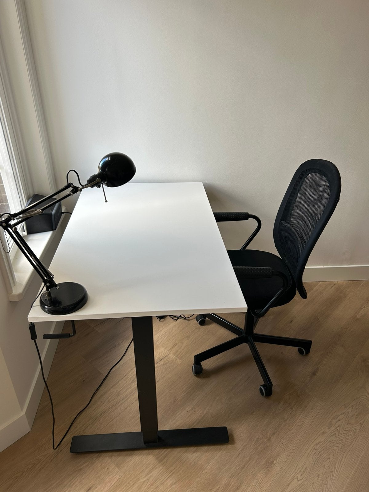Foto 2 van Zit-sta bureau met stoel en bureaulamp