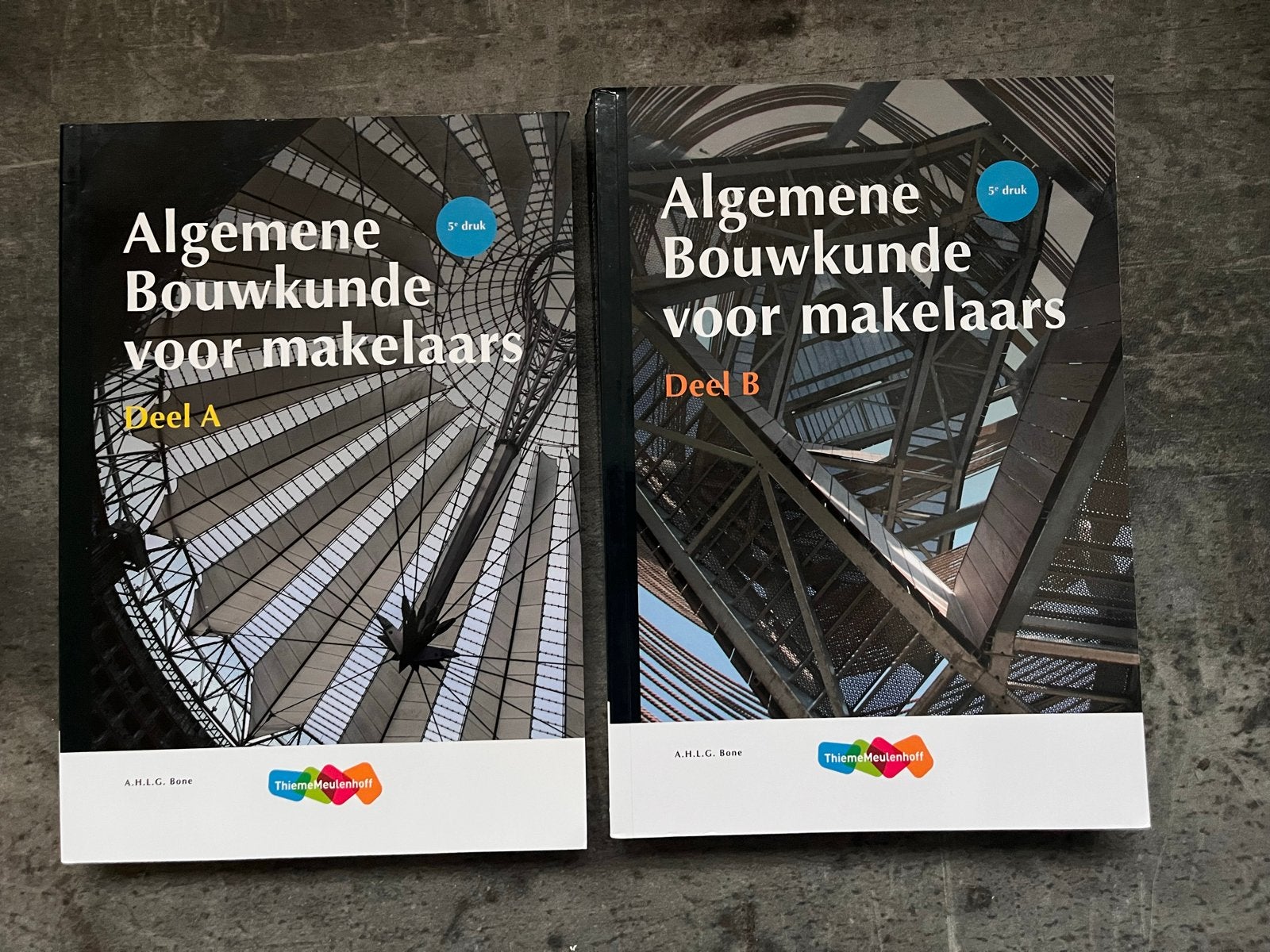 Algemene Bouwkunde voor makelaars - Deel A en B (5e druk), Boeken, Ophalen of Verzenden, Gamma, Zo goed als nieuw, HBO