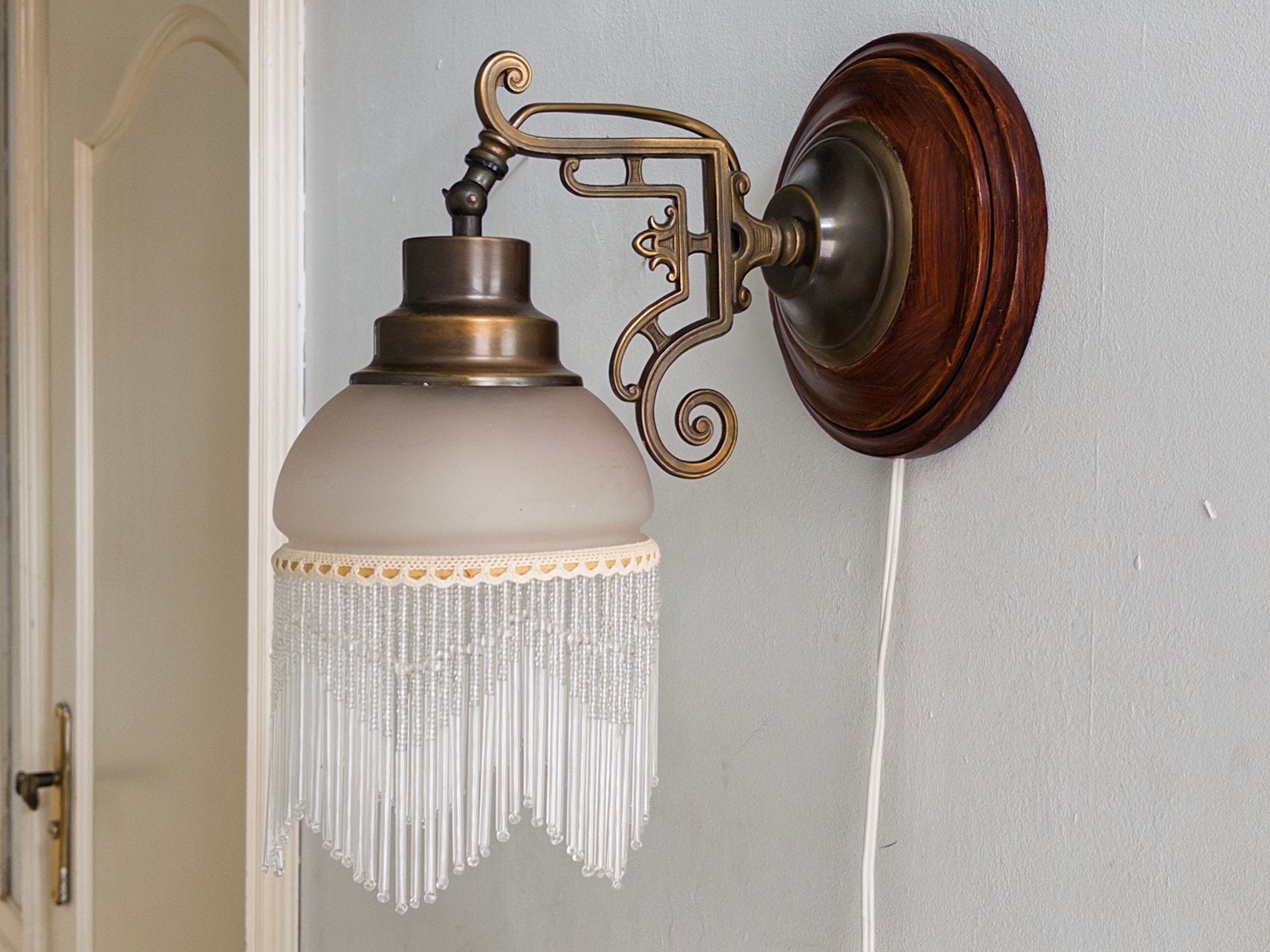 Jugendstil wandlamp met glazen kralen en houten basis, Ophalen