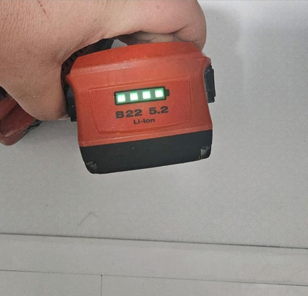 Hilti C4/36-90 acculader + 3x B22 5.2Ah accu – Werkend, Ophalen, Variabele snelheid, Minder dan 400 watt, Zo goed als nieuw