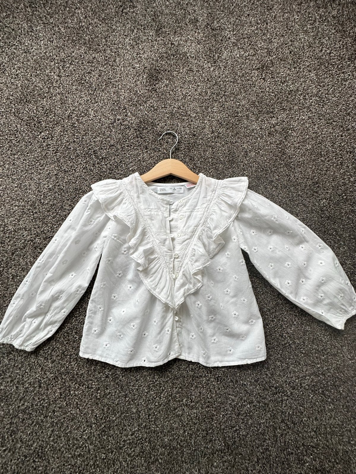 Zara Witte Blouse met Ruches en Borduurwerk - Maat 110 (5 ja, Kinderen en Baby's, Kinderkleding | Maat 110, Ophalen of Verzenden