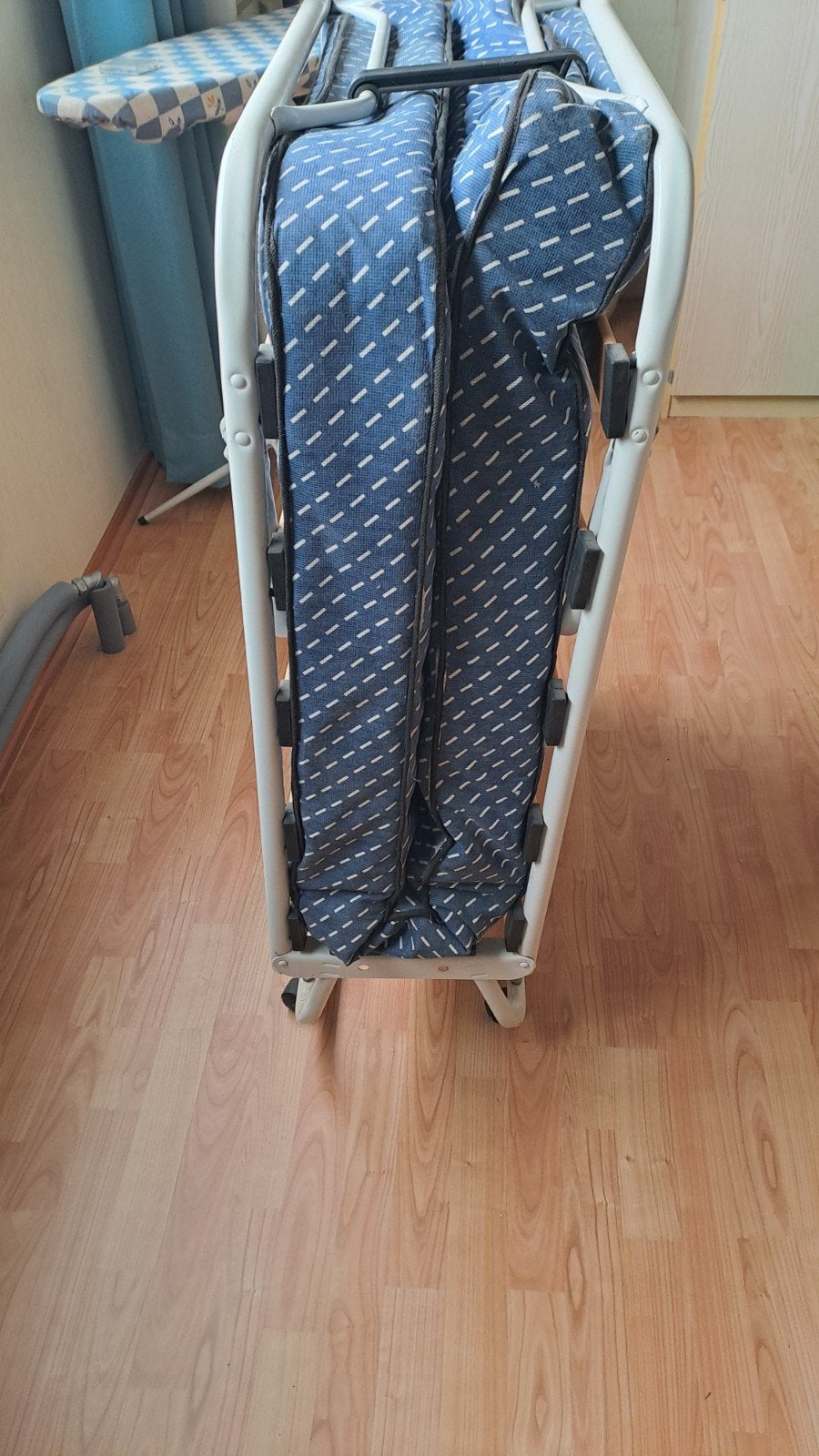 Opvouwbaar logeerbed met matras, Ophalen, Gebruikt, Eenpersoons, Wit