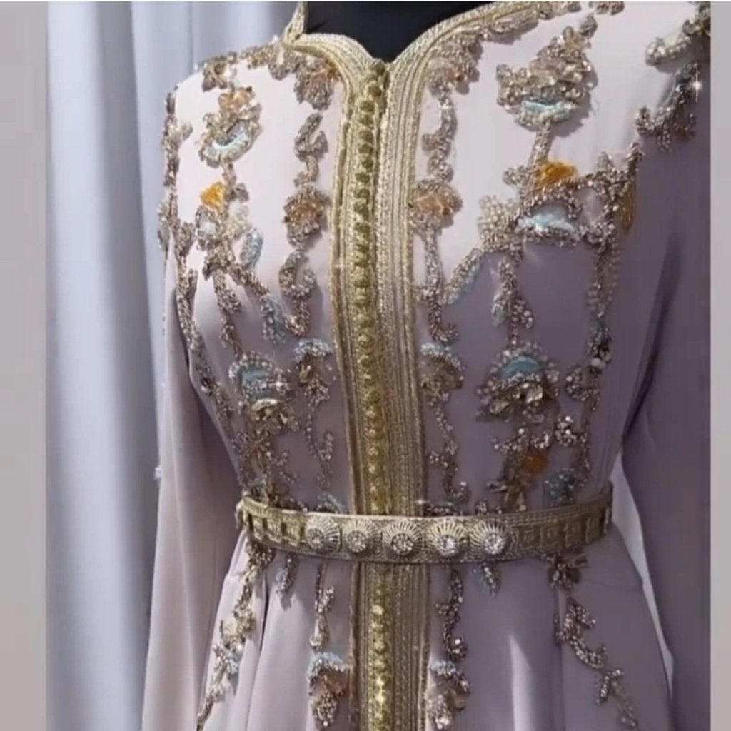 Prachtige Caftan te huur, Kleding | Dames, Ophalen of Verzenden, Zo goed als nieuw, Beige, Onder de knie