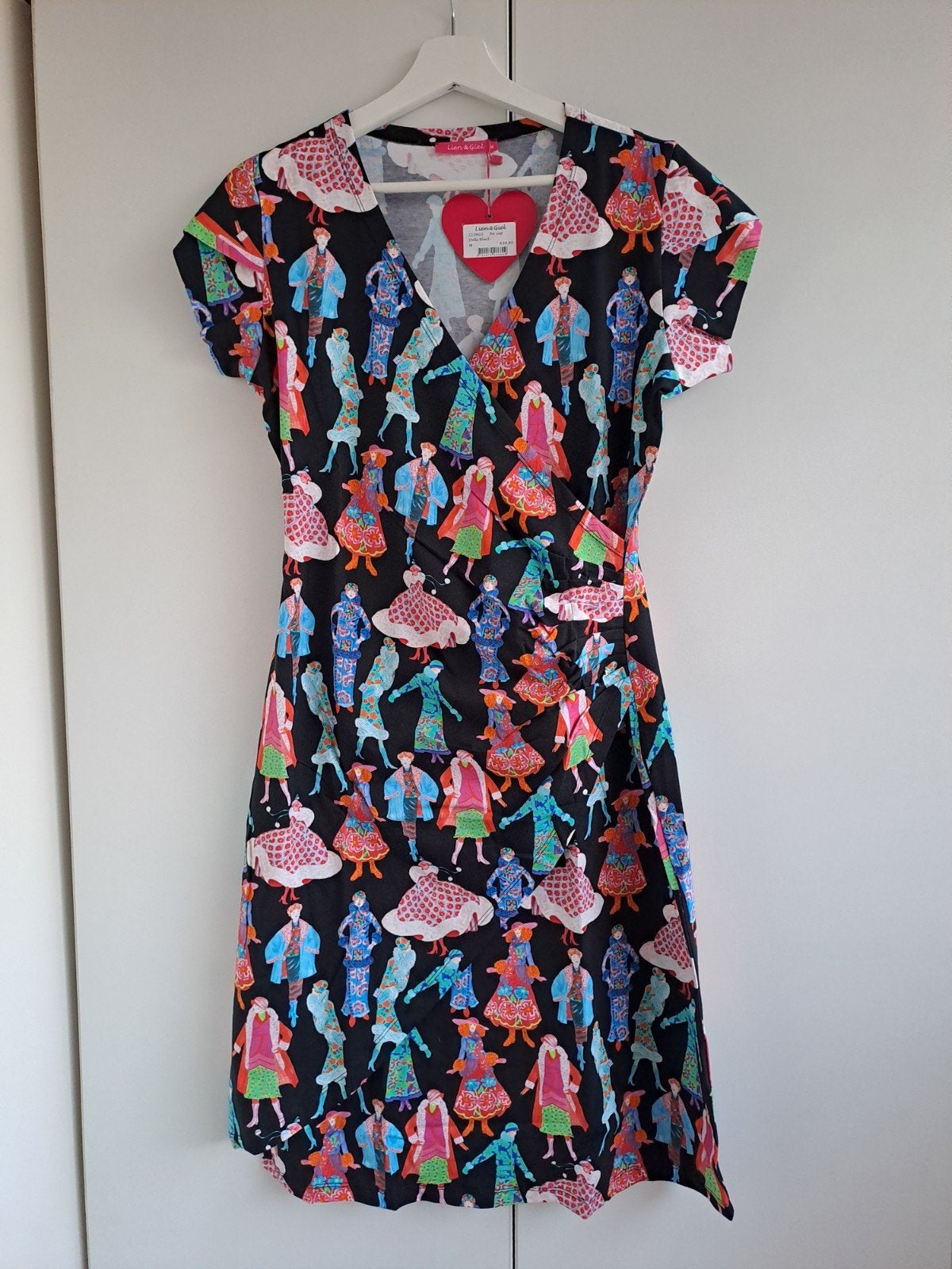 Lien & Giel overslagjurk met poppenprint - Maat M, Maat 38/40 (M), Zwart, Nieuw, Ophalen of Verzenden