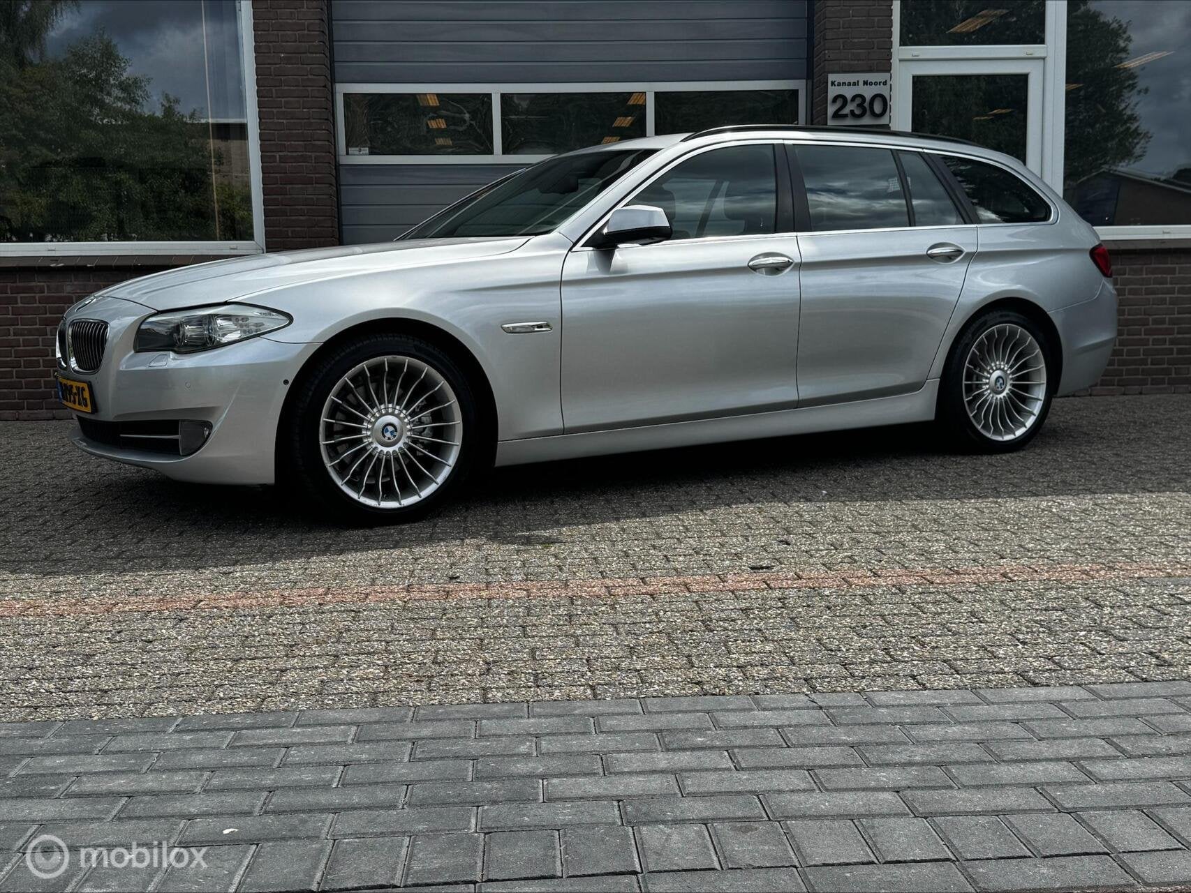 BMW 5-serie Touring 523i High Executive LEDER/AIRCO/CAM, Euro 5, Achterwielaandrijving, Gebruikt, 2000 kg