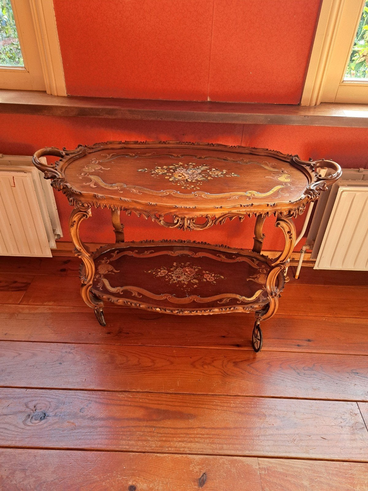 Antieke houten theewagen met bloemmotief, Ophalen