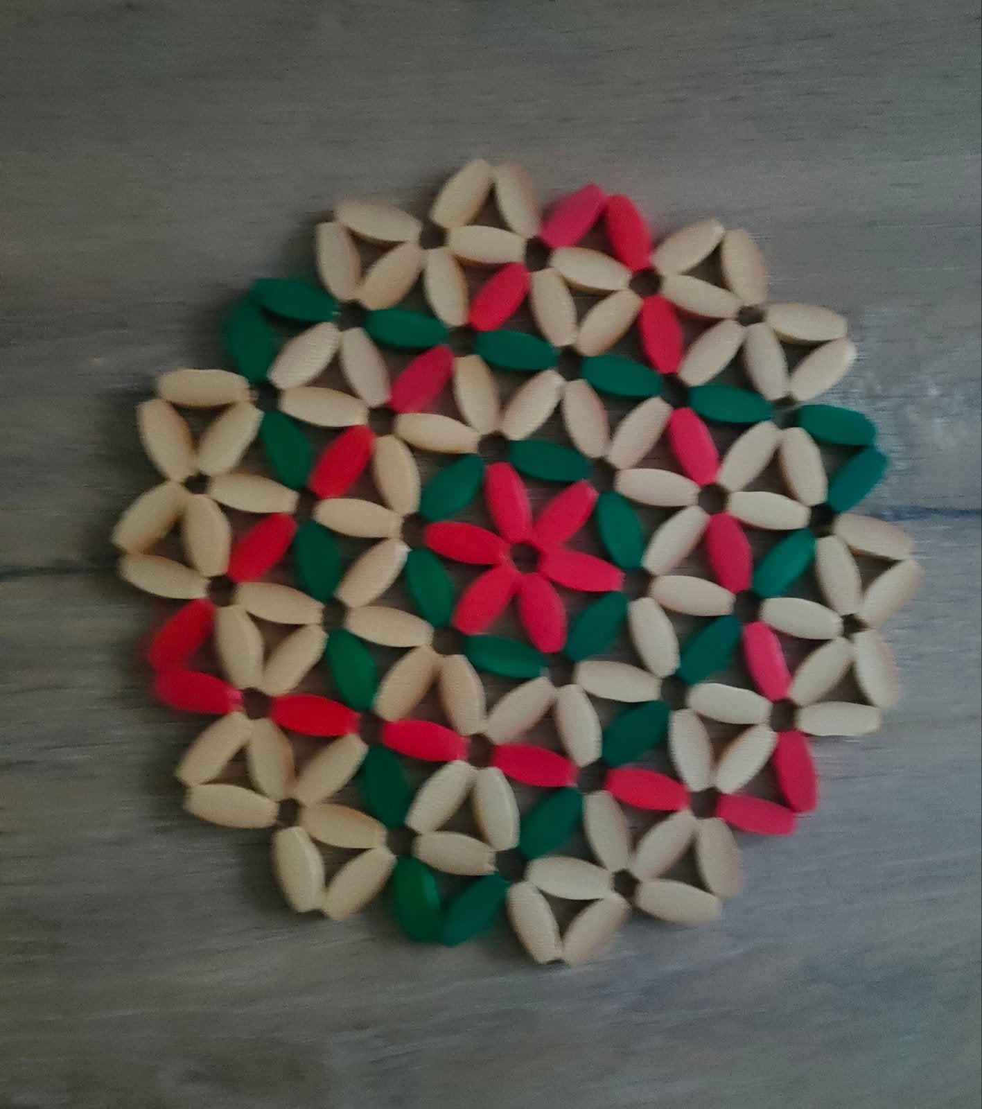 Retro houten rood-groene-beige kralen pannen onderzetter., Ophalen of Verzenden, Huis en Inrichting