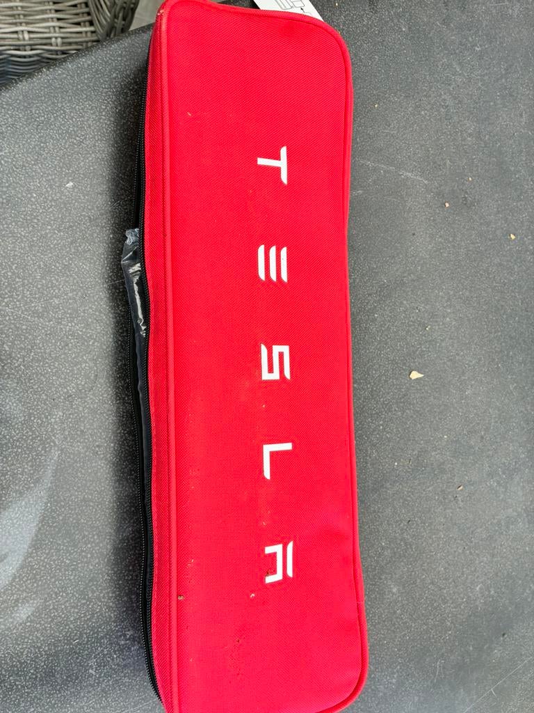 Tesla ehbo roadside safety kit, Auto diversen, Auto-accessoires, Ophalen of Verzenden, Zo goed als nieuw