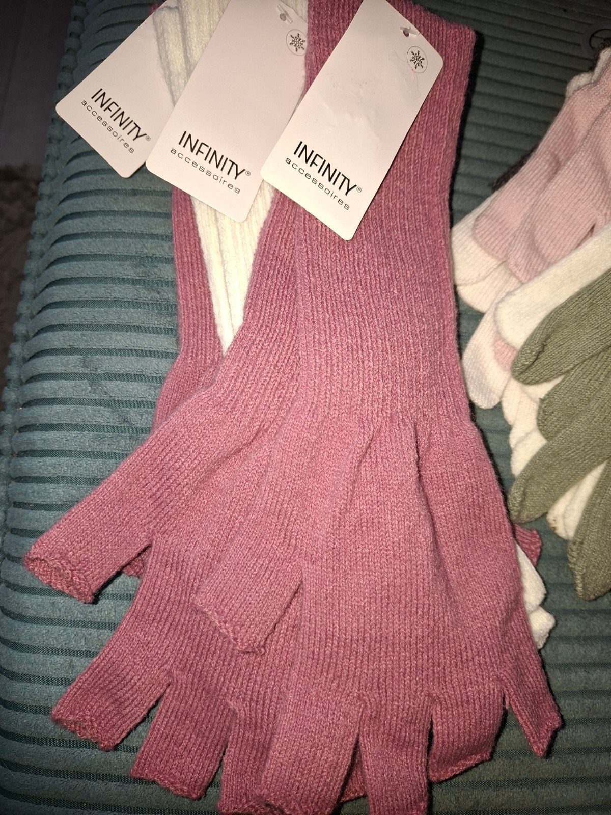 lot 21 Nieuwe Winter Handschoenen en Mutsen, Infinity Accessories, Ophalen of Verzenden, Nieuw, Muts