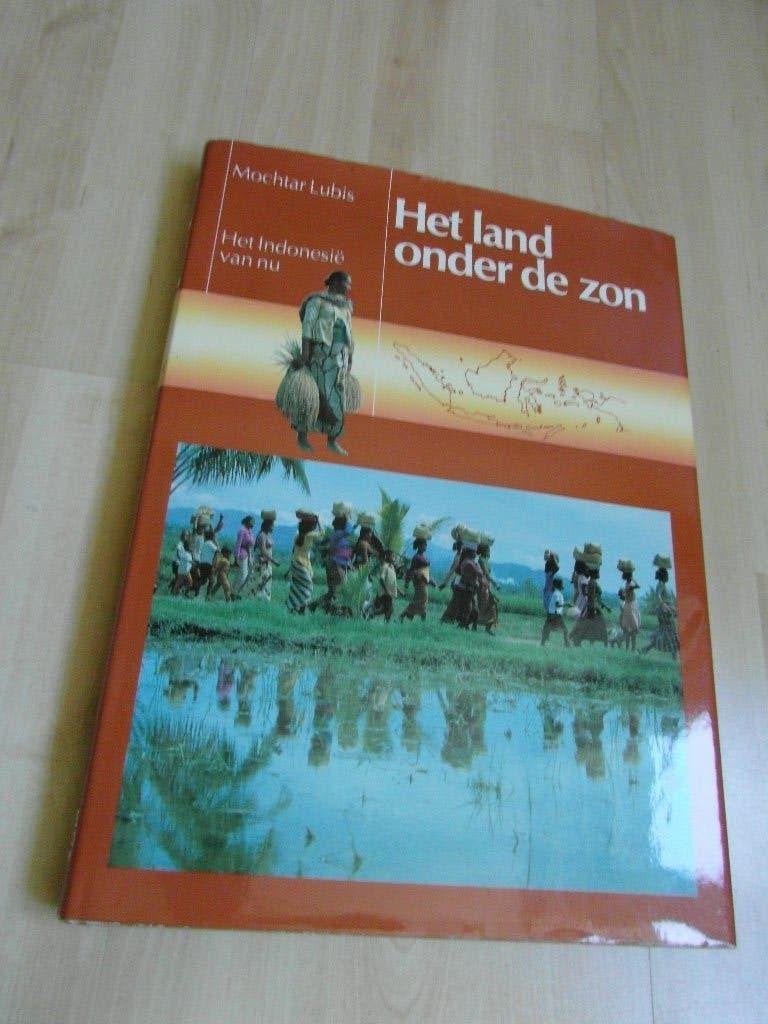 Boek: Indonesië; het land onder de zon, Boeken, Ophalen of Verzenden, Zo goed als nieuw, Mochtar Lubis, Azië