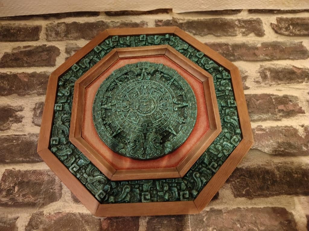 Aztec kalender van groen steen en houten lijst diameter 34cm, Ophalen