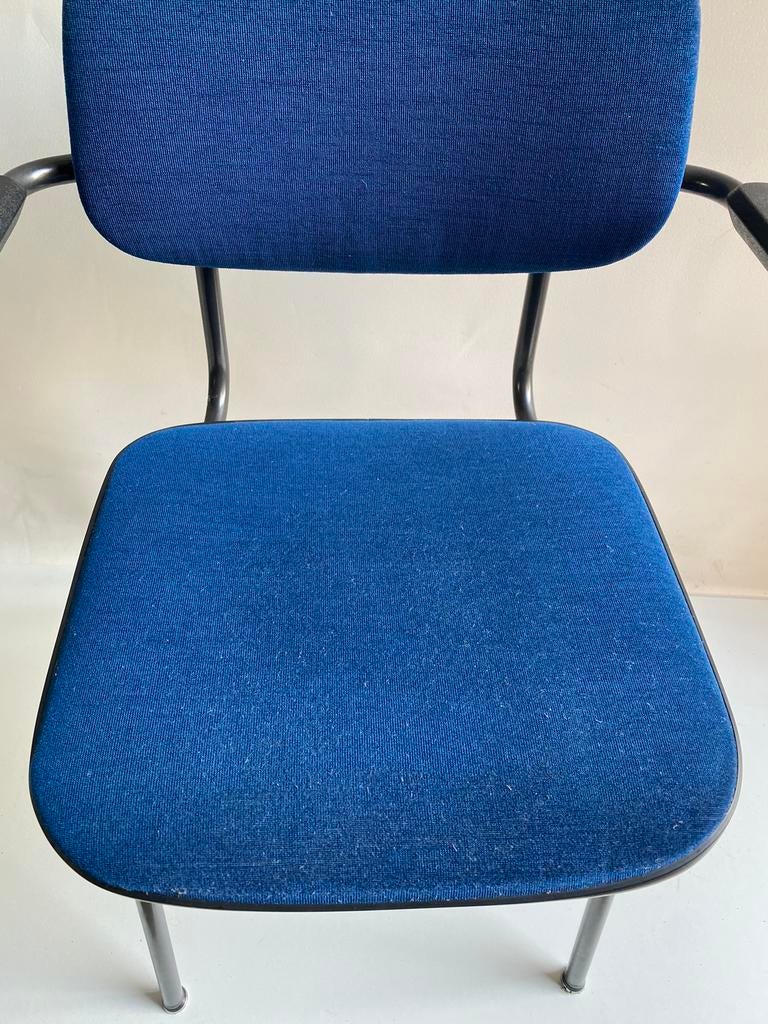Gispen 1235 stoel in blauw met armleggers , jaren 70, Gebruikt, Blauw, Ophalen of Verzenden, Stof