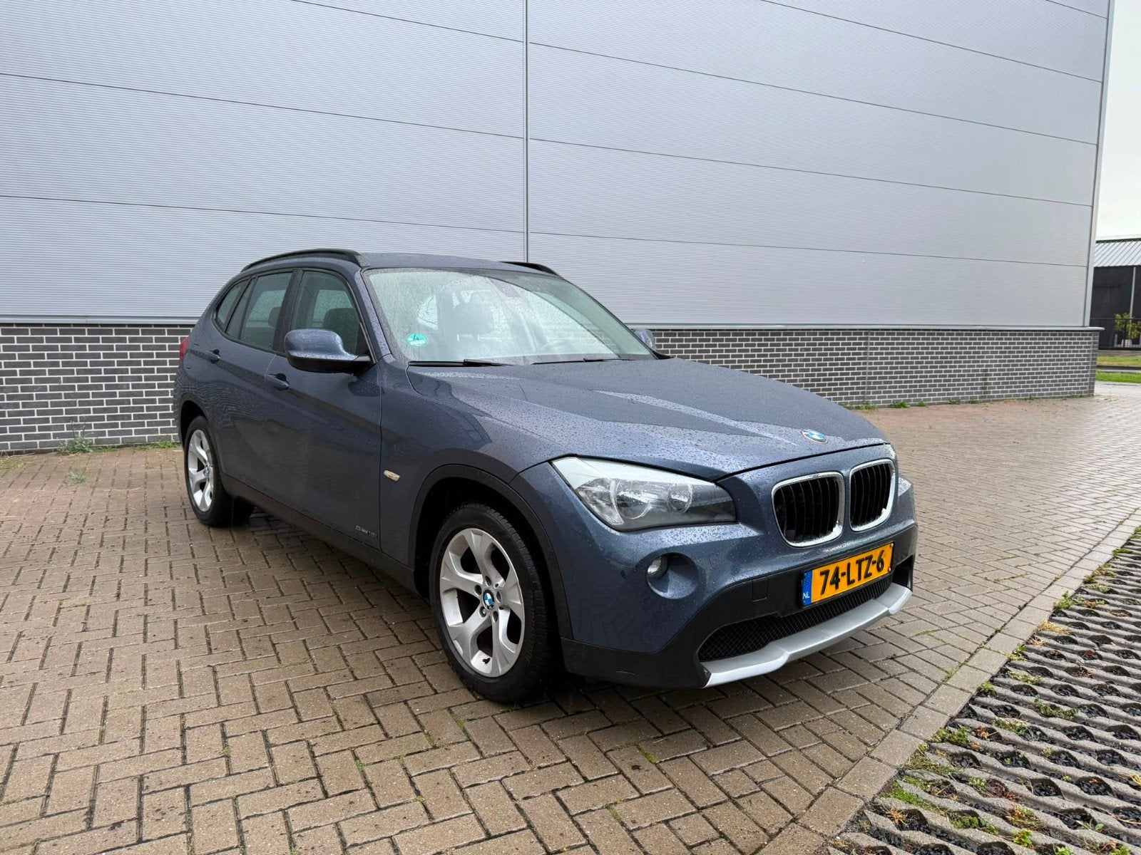 BMW X1 sDrive18i - goed onderhouden - nieuw APK, Euro 5, Zwart, 4 cilinders, Blauw