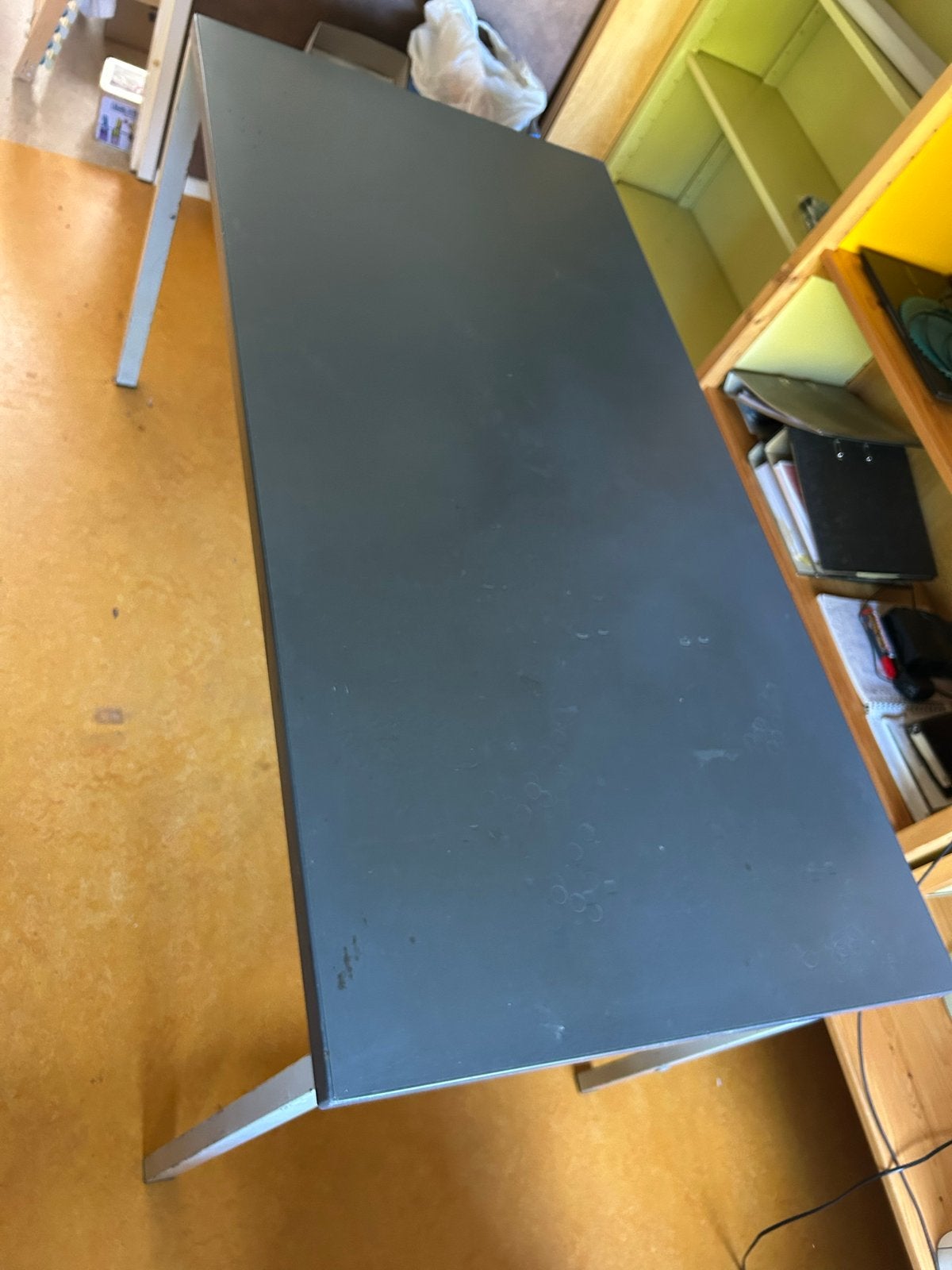 (Kantoor)tafel met metalen onderstel, Gebruikt, Vier personen, Rechthoekig, 50 tot 100 cm