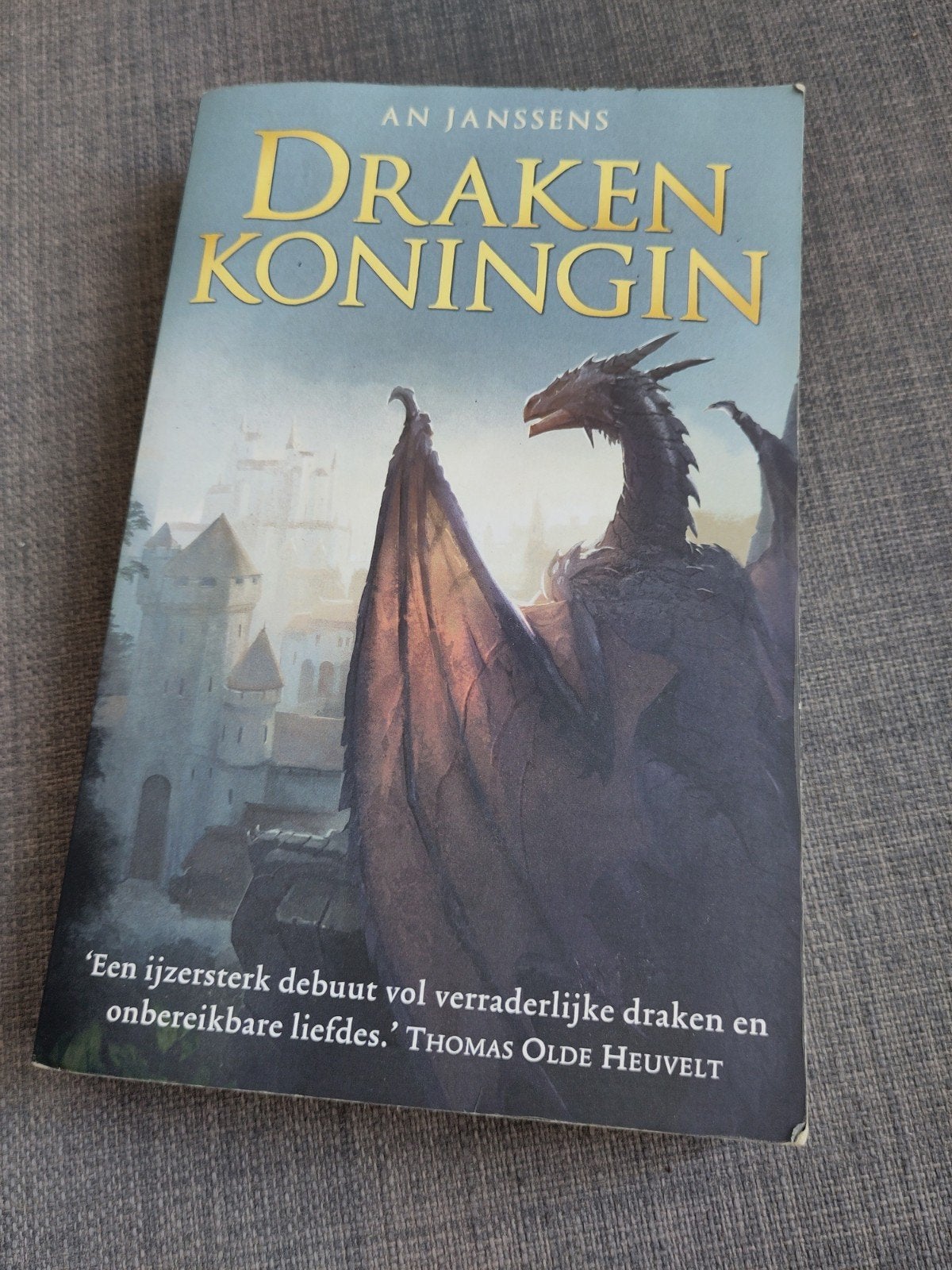 Drakenkoningin - An Janssens, Boeken, Ophalen of Verzenden, Gelezen