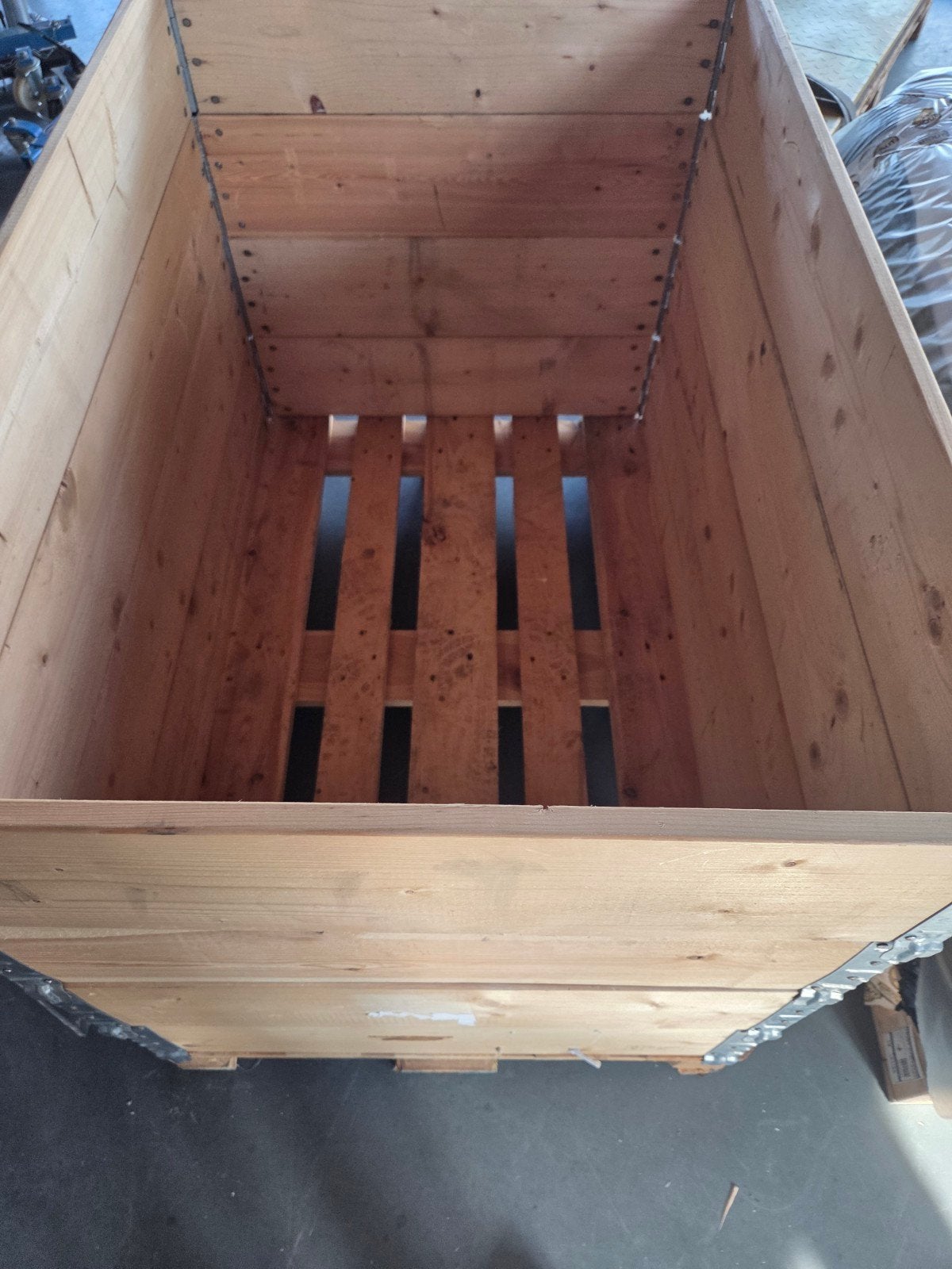 Stevige houten kist op pallet - Ideaal voor opslag, Doe-het-zelf en Verbouw, Ophalen, Bak of Kist, Zo goed als nieuw, 50 cm of meer