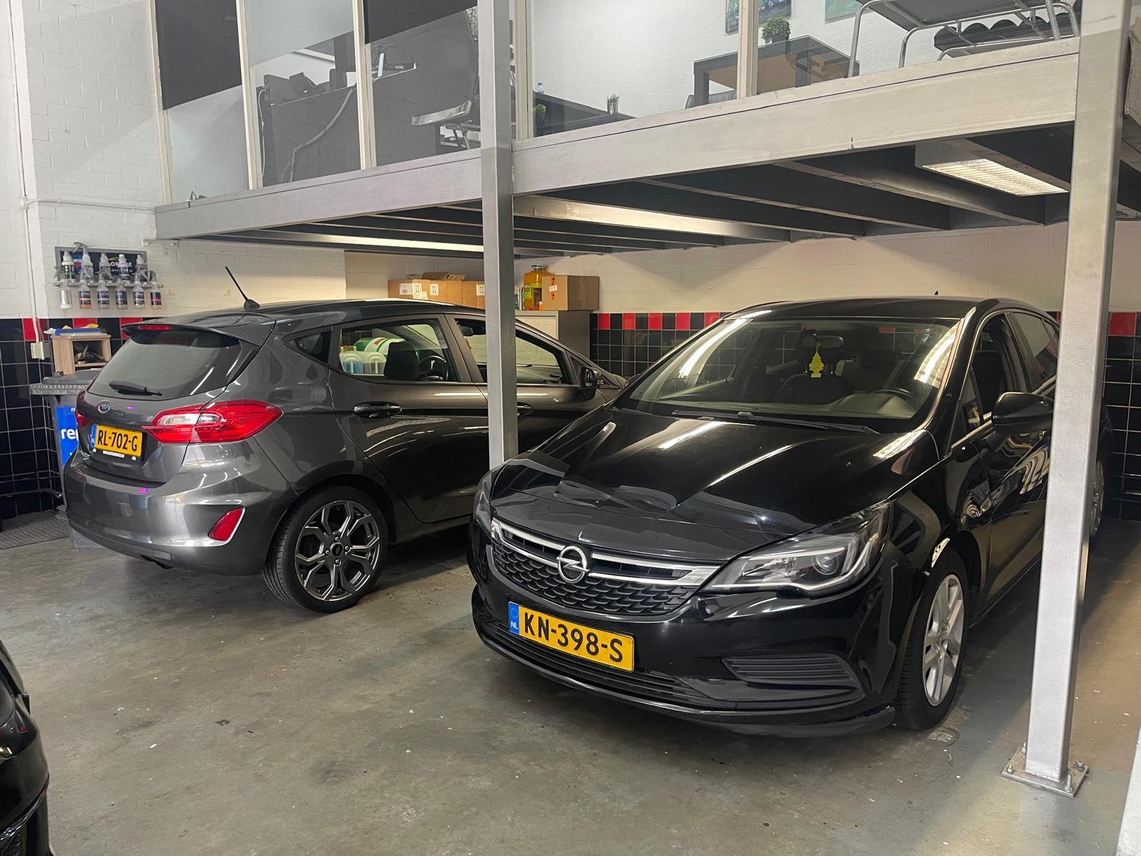 Autoverhuur km vrij €55/dag (€300 borg)