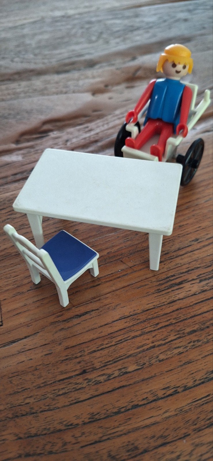 Playmobil popje in rolstoel + tafel en stoeltje, Ophalen of Verzenden, Gebruikt, Losse onderdelen, Overige typen