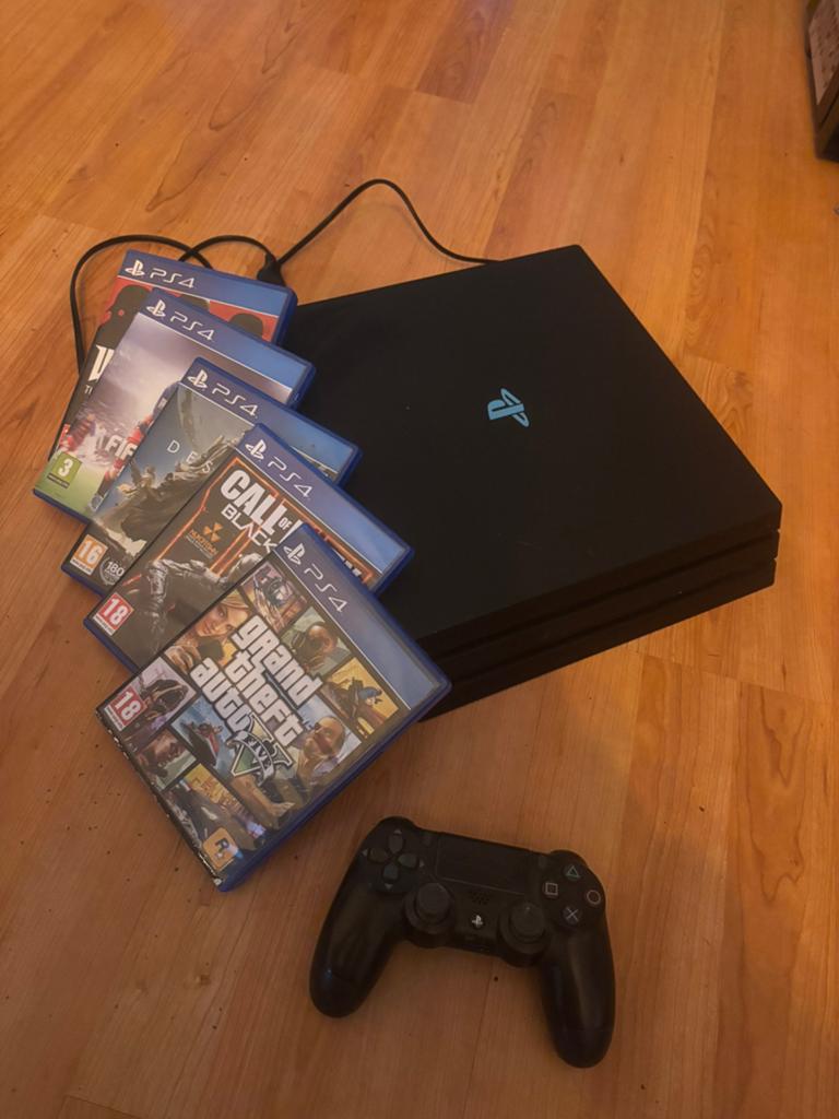 PlayStation 4 Pro 1TB met spellen en koptelefoons, Spelcomputers en Games, Ophalen of Verzenden, Zo goed als nieuw, Controller