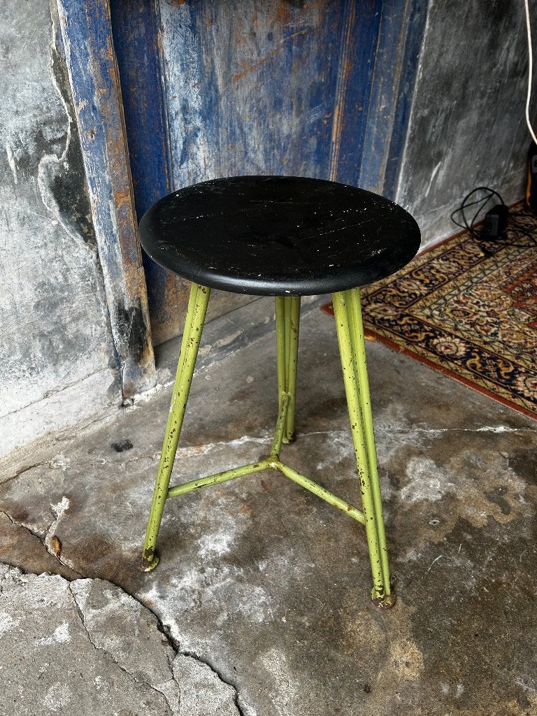 industriële vintage kruk, Huis en Inrichting, Ophalen of Verzenden, In hoogte verstelbaar, Gebruikt, Staal