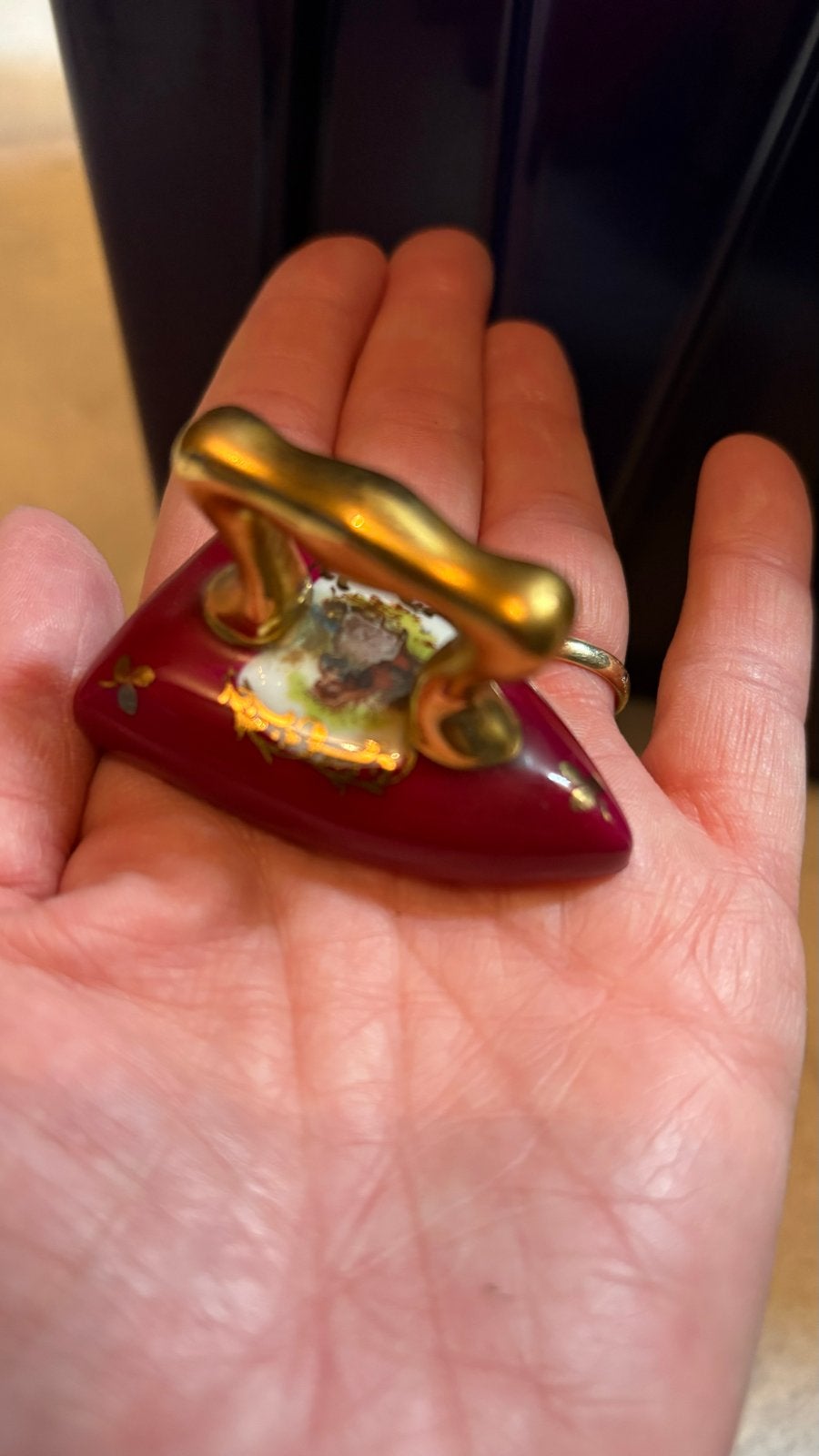 Limoges Porseleinen Miniatuur Strijkijzer - Handgeschilderd, Antiek en Kunst, Ophalen of Verzenden