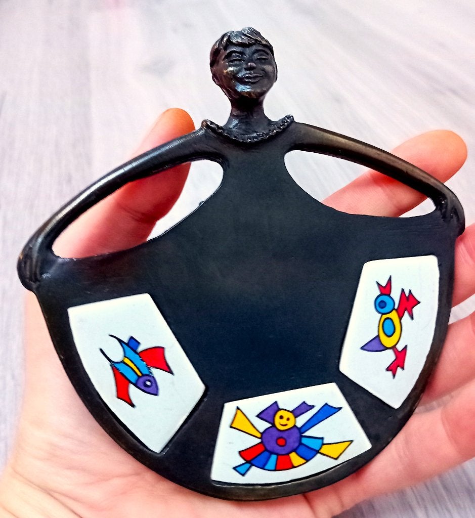 bronzen beeldje van een stande meisje met wilde rok, Verzenden