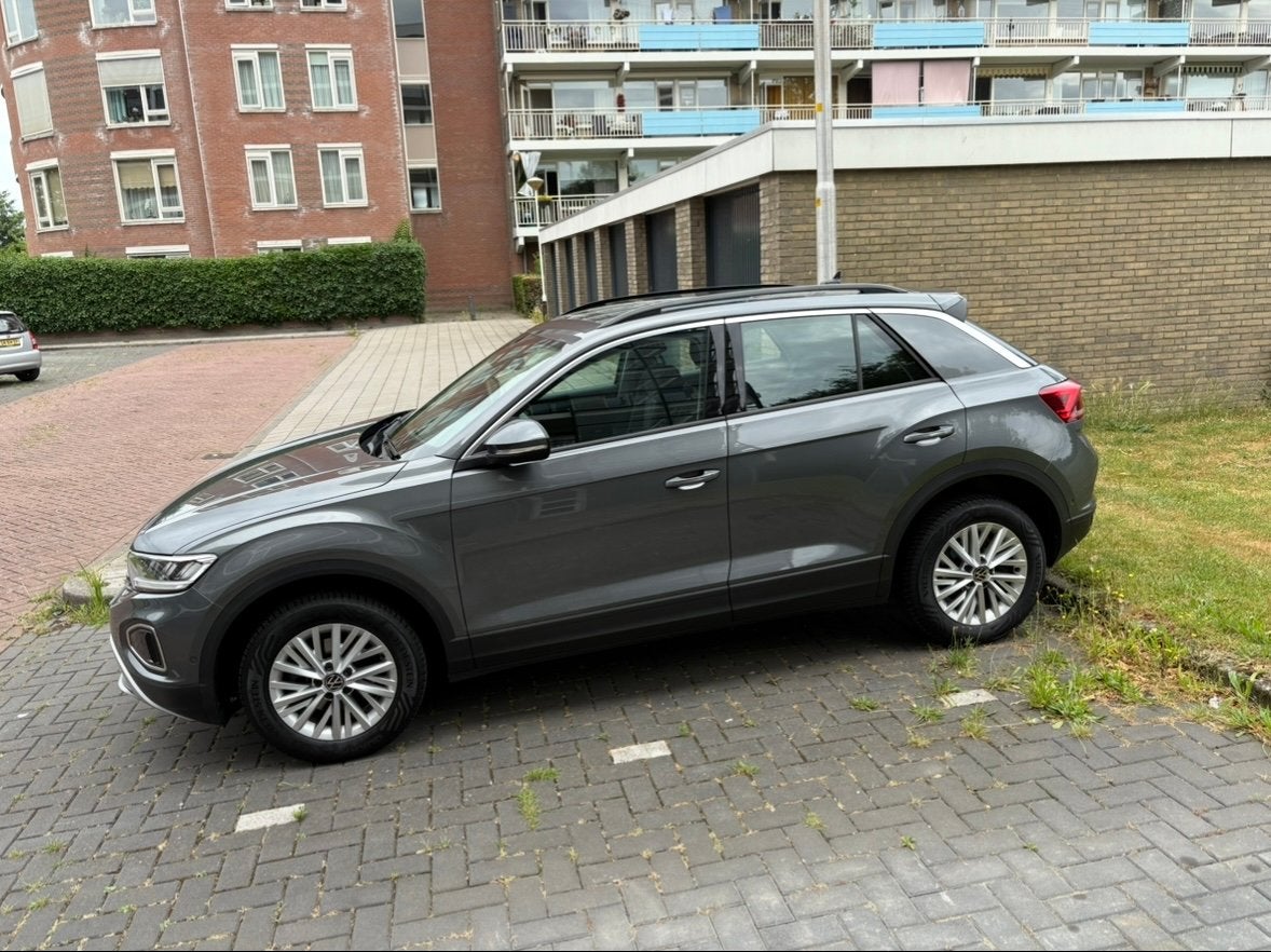 Volkswagen T-Roc 1.0 TSI 110pk 2023 Grijs  lease overname, Auto's, Voorwielaandrijving, Origineel Nederlands, Particulier, 3 cilinders