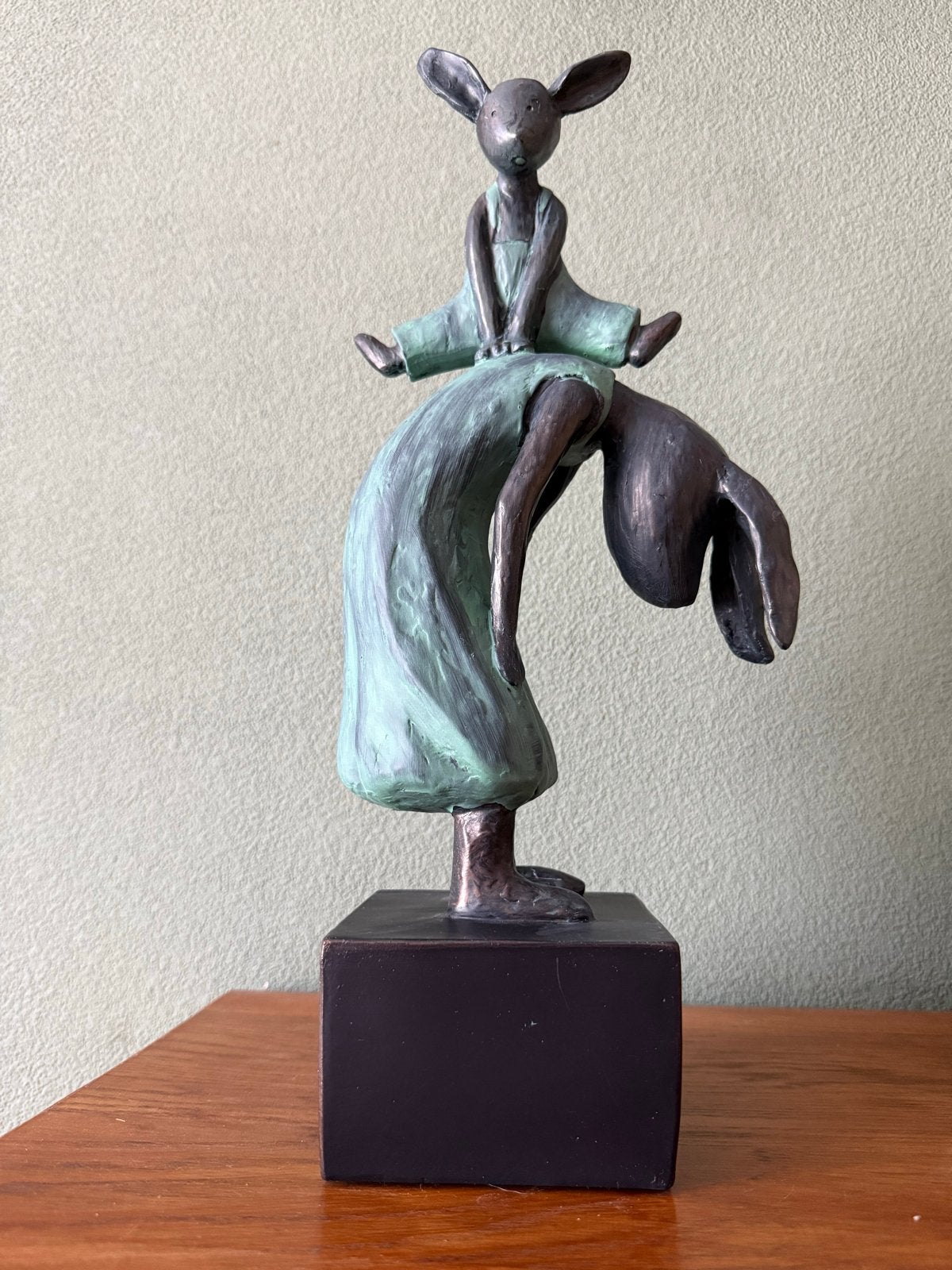 Moederhaas met kind spelen "haasje over" - 43cm Polyresin, Verzenden, Zoogdier, 20 - 50 cm, Beeld