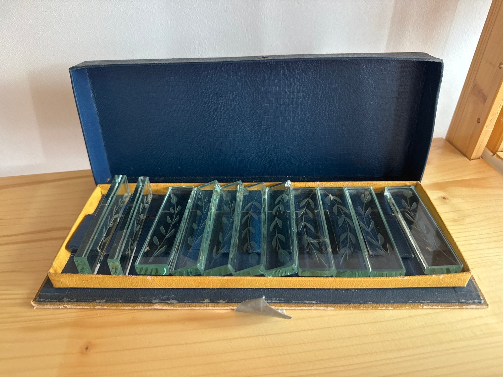 Set van 12 glazen messenleggers met gegraveerd bladmotief, Antiek en Kunst, Antiek | Glas en Kristal, Ophalen of Verzenden