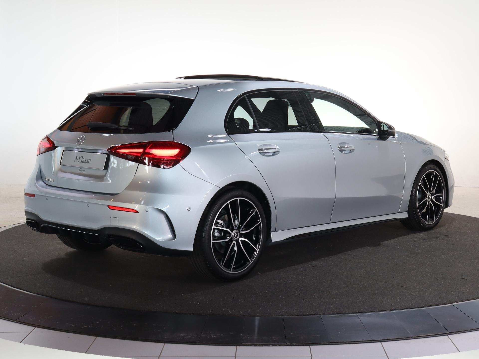 Mercedes-Benz A-klasse 180 Business Solution AMG | Panoramas, Auto's, Mercedes-Benz, 136 pk, 4 cilinders, Zwart, Origineel Nederlands