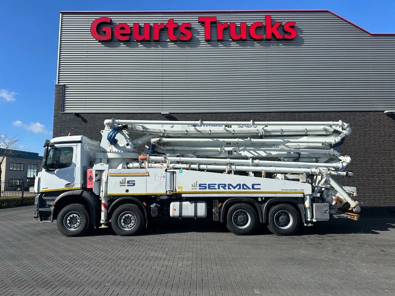 Mercedes-Benz Arocs 4451 8X4 + SERMAC 5Z42 BETONPOMP/BETONPU, Automaat, Achterwielaandrijving, Euro 6, Wit